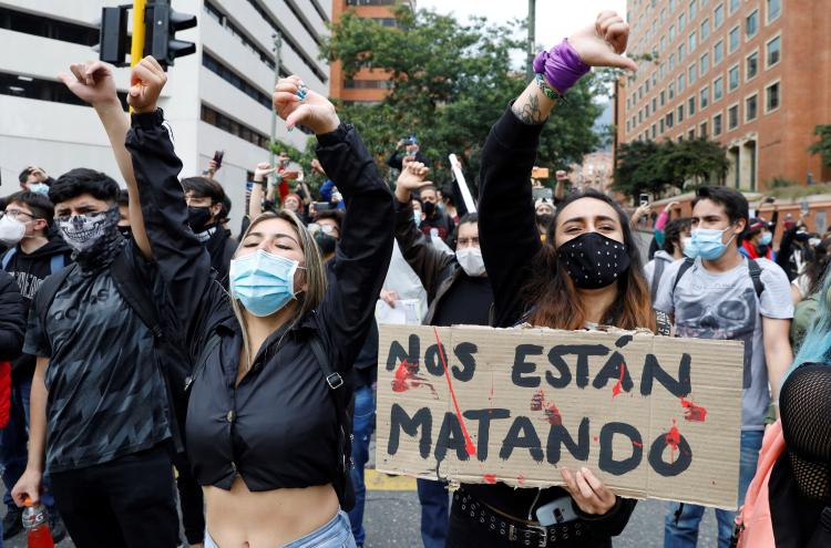 Manifestantes em Bogotá. Foto de Carlos Ortega/EPA/Lusa.