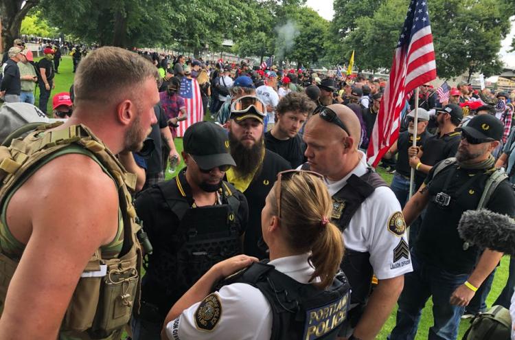 Manifestantes de extrema-direita em Portland. Agosto de 2019.