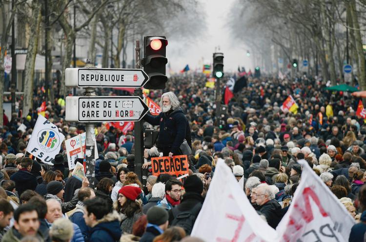 Manifestação durante a greve contra o plano de Macron para as reformas. França, dezembro de 2019.