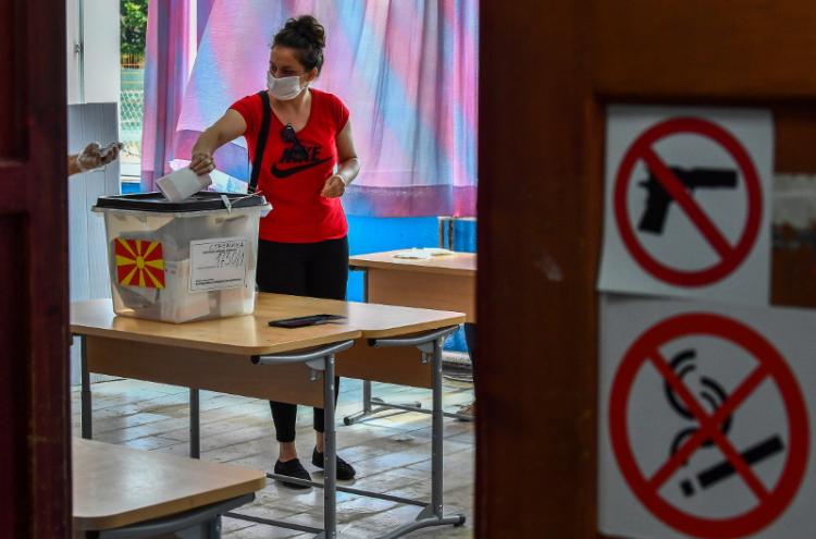 Mesa de voto na cidade de Strumica, Eleições na Macedónia do Norte, 15 de julho de 2020 – Foto de Georgi Licovski/Epa/Lusa