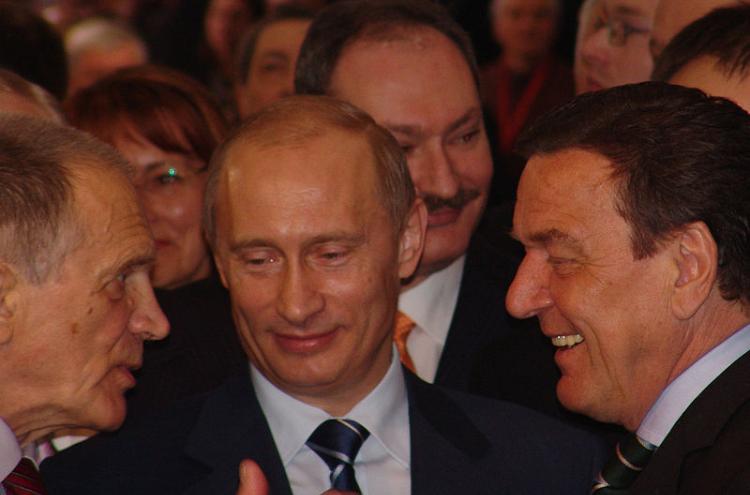 Putin com Schröder. Foto de Dmitry Avdeev/Wikimedia Commons.