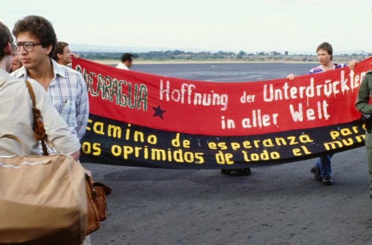 Chegada da 1ª Brigada de Trabalho Alemã em Manágua com Ernesto Cardenal (21.12.1983) - Foto de Matthias Schindler