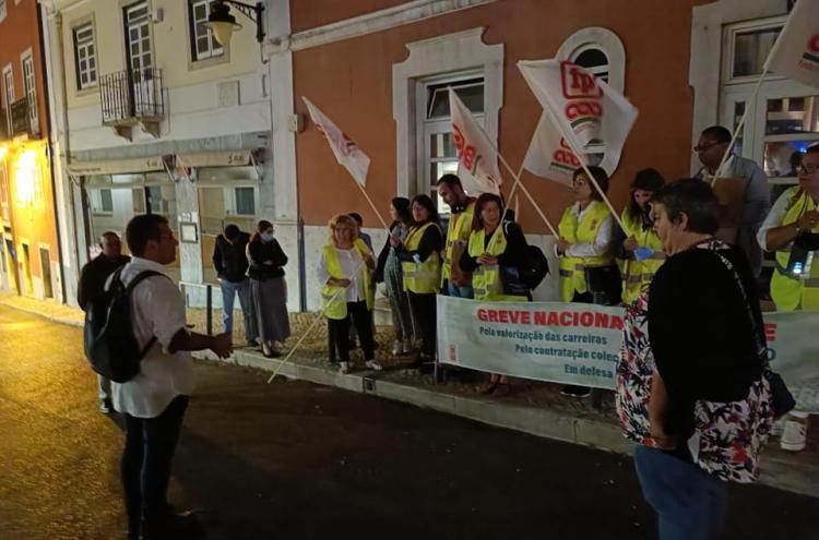Piquete de greve dos trabalhadores da saúde durante a noite - Foto do facebook da federação sindical da função pública