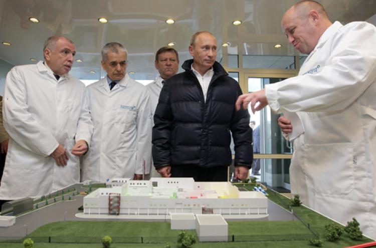 Putin visita a fábrica de Prigozhin em 2010 no âmbito do contrato de refeições escolares. Foto Governo da Rússia/Wikimedia Commons.