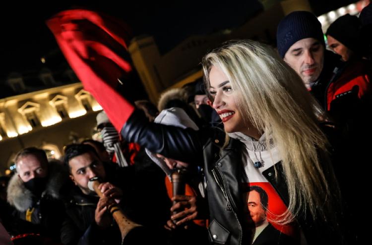 Apoiantes do Vetevendosje (Autodeterminação) festejam a vitória em Pristina, 14 de fevereiro de 2021 – Foto de Valdrin Xhemaj/Epa/Lusa