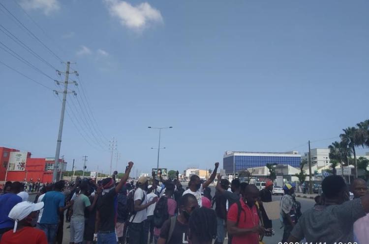 Manifestação em Luanda, que foi violentamente reprimida pela polícia do regime de João Lourenço - Foto que ativistas angolanos publicaram no facebook