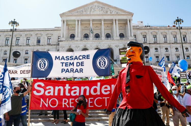 Manifestação nacional de bancários em protesto contra os despedimentos, junto ao parlamento, em Lisboa, convocada pelos sete sindicatos do setor, 13 de julho de 2021 – Foto de António Cotrim/Lusa