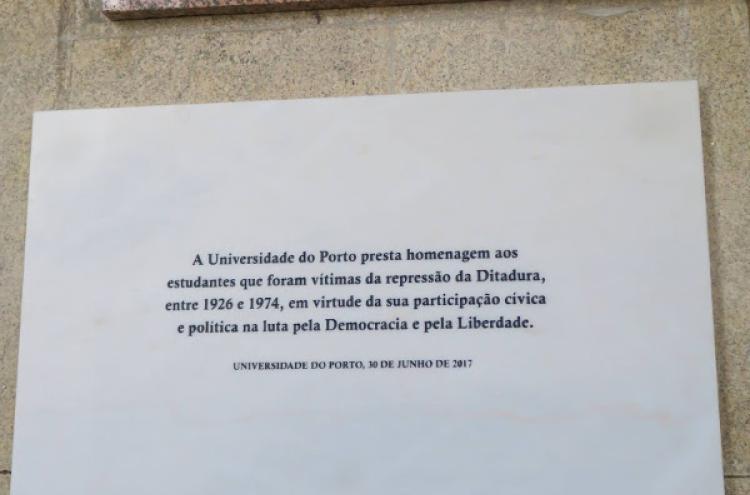Placa alusiva às lutas estudantis na Reitoria da Universidade do Porto 
