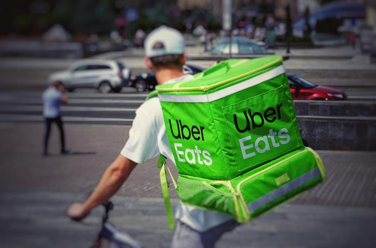 Estafeta da Uber Eats. Foto de Robert Anasch. Unsaplash.