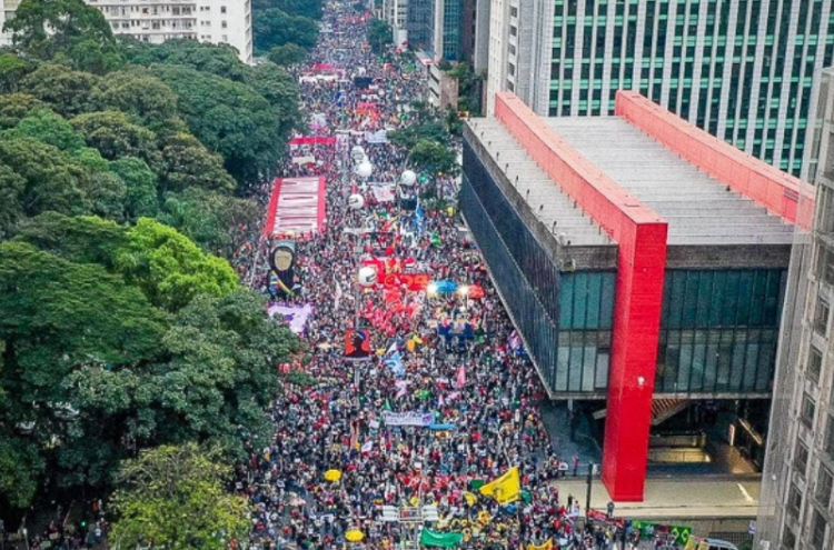 Manifestantes enchem a Avenida Paulista; "Fora Bolsonaro!" Foto da Mídia Ninja  