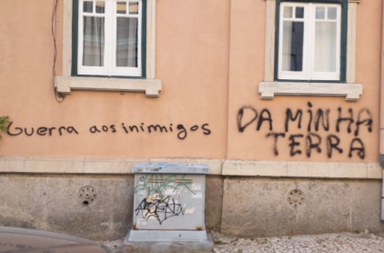 Pichagem xenófoba feita há semanas num ataque à sede do SOS Racismo, em Lisboa