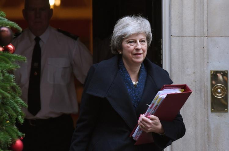 Theresa May à saída da sua residência oficial nesta quarta-feira, 12 de dezembro – Foto de Andy Rayn/Epa/Lusa