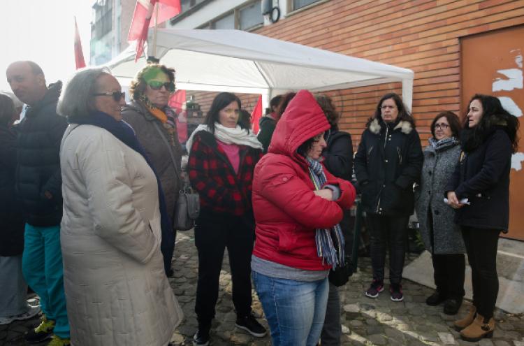 Trabalhadoras da antiga Triumph de vigília à porta da empresa no sábado, 6 de janeiro – Foto de Tiago Petinga/Lusa