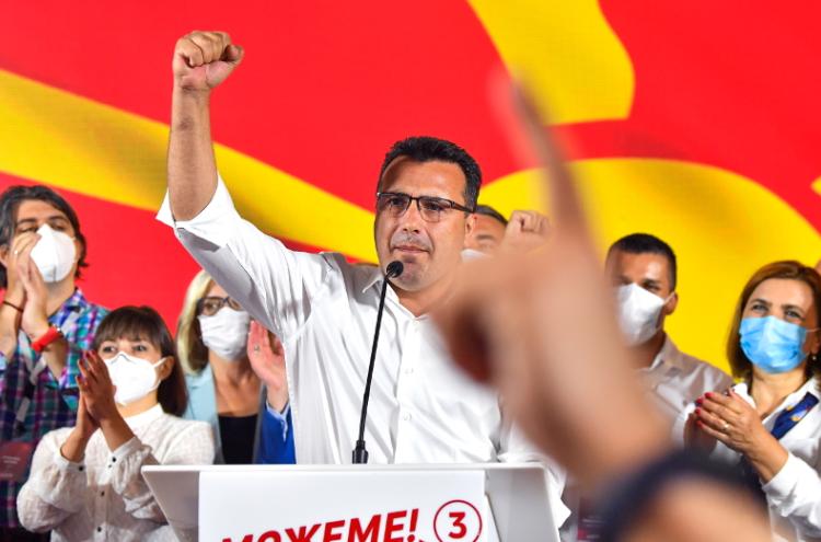 Zoran Zaev líder da SDSM celebra a vitória nas eleições da Macedónia do Norte, 16 de julho de 2020 – Foto de Georgi Licovski/Epa/Lusa