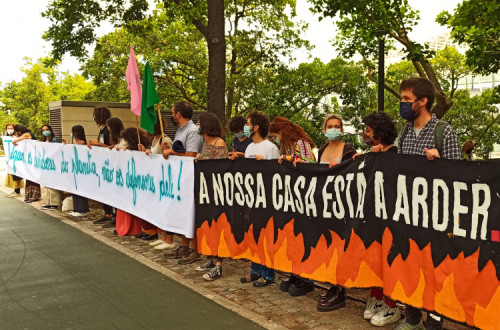 Ambientalistas em concentração de solidariedade para com os detidos. Foto: Climáximo.