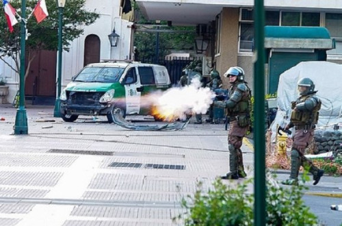 Forças Especiais da Polícia disparam sobre os manifestantes, Plaza de los Héroes de Rancagua, 20 outubro 2019. Cc Wikipedia