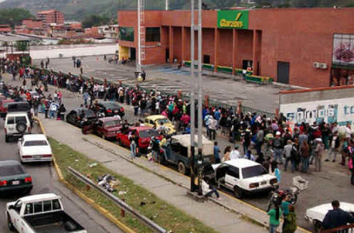 Fila de pessoas no supermercado “El Garzón”, Mérida, Venezuela, junho de 2016 – Foto aporrea.org