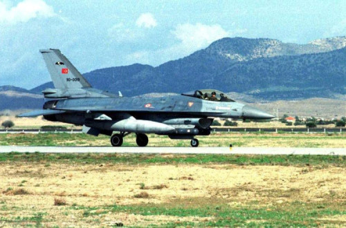 Caça F-16 da Turquia, por Tarik Tinazay, EPA/Lusa. 