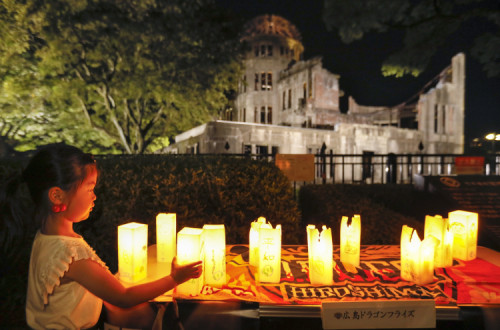 No Parque da Paz, em Hiroshima, construído na zona sobre a qual a bomba atómica explodiu há 72 anos, acenderam-se velas pelo fim das guerras e das armas nucleares no mundo. Foto de Kimimasa Mayama EPA/ LUSA.