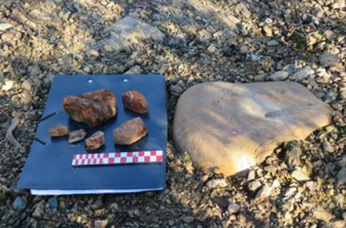 Fragmentos da mina de ouro romana destruída. Foto da página da AEAT.