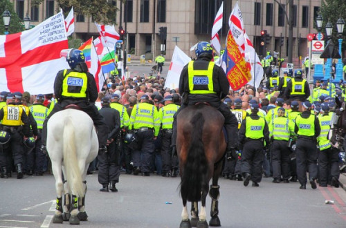 Marcha da extrema-direita  em direção a uma mesquita. Londres, 7 de setembro de 2013.