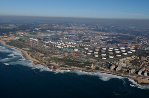 Imagem aérea da refinaria de Matosinhos.