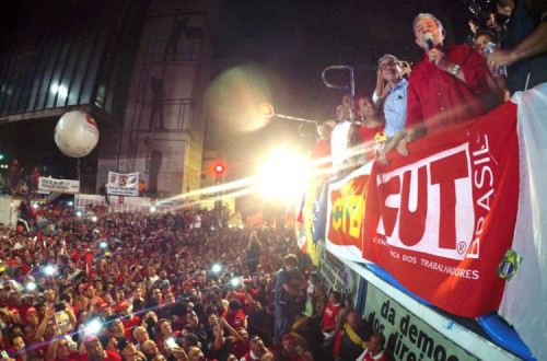 Lula discursa na manifestação de S. Paulo. Foto da Agência Brasil