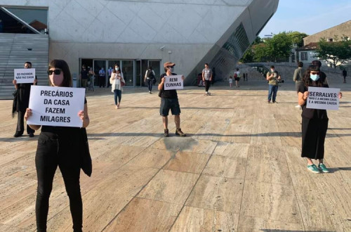 Protesto de precários na Casa da Música. Foto do Facebook de José Soeiro.