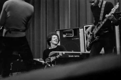Keith Jarrett tocando na banda de Miles Davis. Foto: JPRoche, CC BY-SA 4.0 <https://creativecommons.org/licenses/by-sa/4.0>, via Wikimedia Commons
