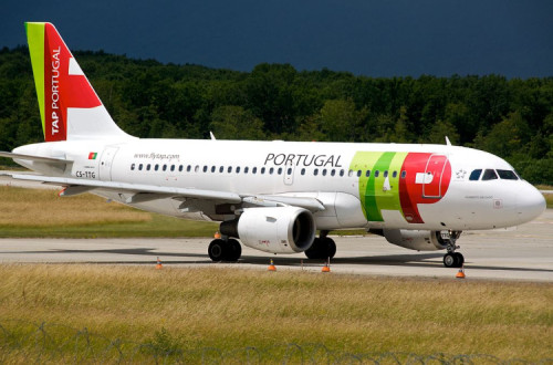 Aviões podem ficar em terra já a partir de 1 de maio. Foto de Brian from Toronto, Canada (CS-TTG) [CC BY-SA 2.0 (http://creativecommons.org/licenses/by-sa/2.0)], via Wikimedia Commons