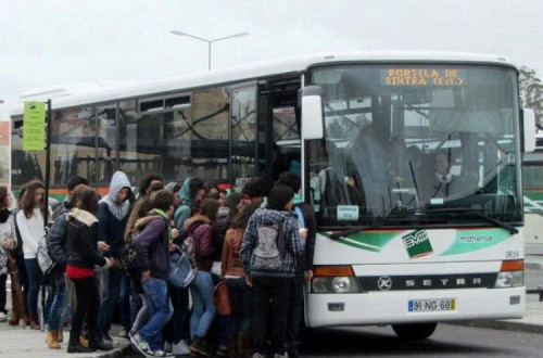 Autocarro sobrelotado da Mafrense. Foto do Bloco de Esquerda de Sintra.