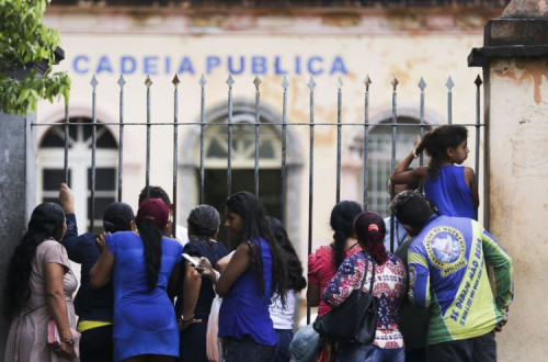 Parentes de presos aguardam notícias em Manaus.