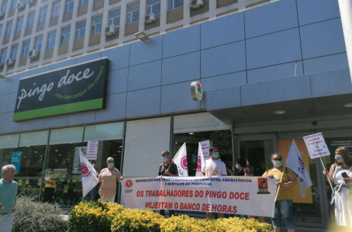 Trabalhadores numa ação contra o banco de horas no Pingo Doce. Foto: CESP/Facebook.