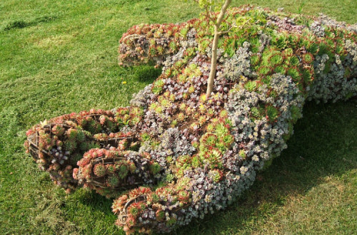 Escultura verde em Brighton da autoria de Kathryn Jordan e Cliff Wright. Foto de Dominic Alves/Flickr.