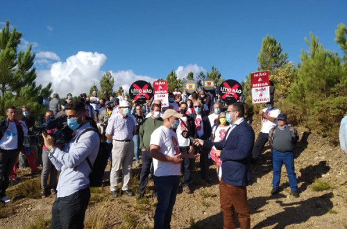 Protesto contra a mina de lítio a céu aberto em Montalegre. Foto de Montalegre Com Vida/Facebook.