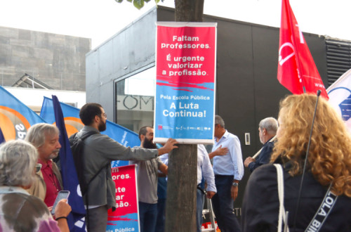 Cartaz "Faltam professores. É urgente valorizar a profissão