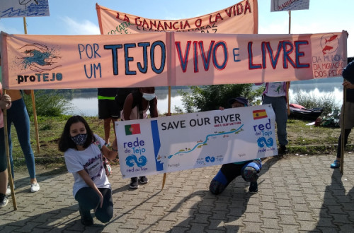 Faixas em defesa do rio Tejo. Foto da ProTejo/Facebook.