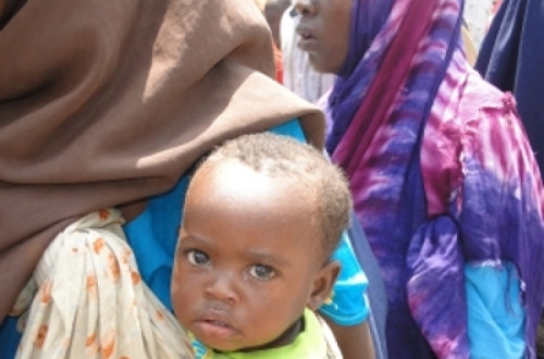 Uma das milhões de crianças da Somália que necessitam de ajuda alimentar – Foto de  Abdurrahman Warsameh da IPS