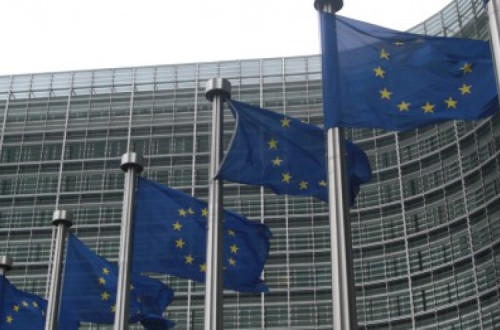 “Comissão Europeia quer ganhar tempo para voltar às inexoráveis leis do ordoliberalismo alemão” – Foto do Edifício da Comissão Europeia com bandeiras da União Europeia