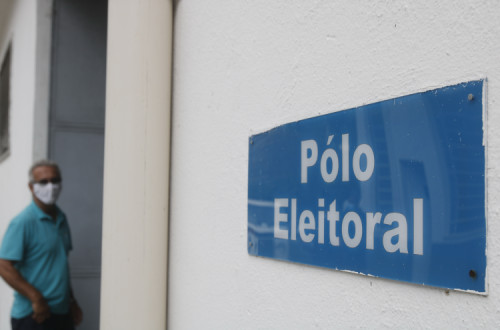 Distribuição de urnas eletrónicas no Rio de Janeiro em véspera das eleições. Foto: Fernando Frazão/Agência Brasil.