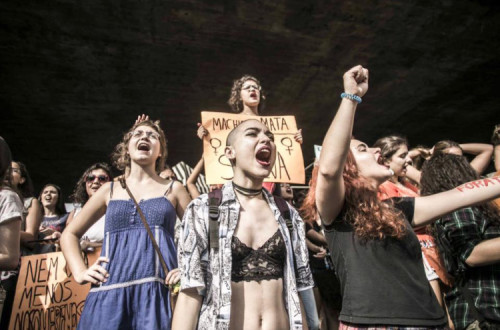 manifestação de mulheres contra a violência