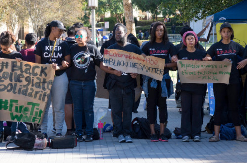 Estudantes da Universidade da Califórnia manifestam-se em solidariedade com os protesto na Unversidade do Missouri – Foto Eugene Garcia/Epa/Lusa