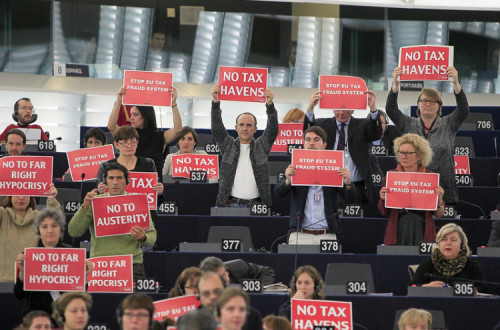 Deputados europeus protestam contra a fuga de capitais para paraísos fiscais. Foto GUE/NGL.