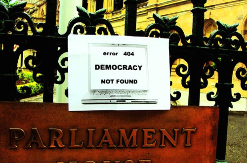 Cartaz de protesto no Parlamento de Queensland. 2015.