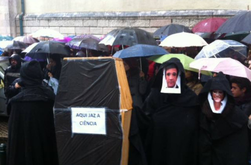 Bolseiros resistiram à chuva e seguiram da sede da FCT para levar o protesto à porta da residência oficial do primeiro-ministro. Foto Ass. Combate à Precariedade/Precários Inflexívels
