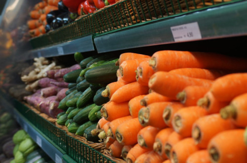 legumes em prateleira de supermercado