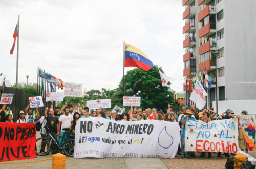 A luta pela anulação do decreto do Arco Mineiro é uma expressão tanto das lutas por um futuro democrático, não-rentista, capaz de viver em harmonia com a natureza, como pela abertura de uma perspetiva que permita ir para além da polarização infrutífera entre o governo e a MUD