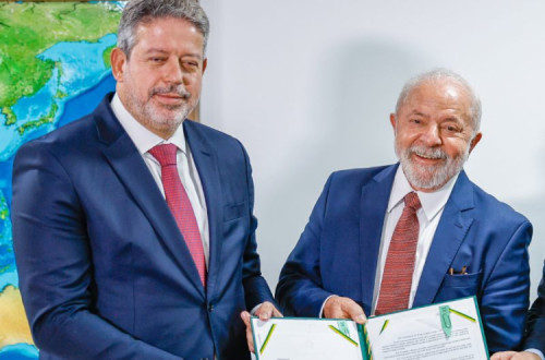 Arthur Lira e Lula da Silva.