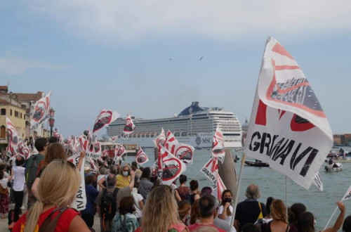 Manifestantes contra os grandes cruzeiros em Veneza. Junho de 2021. Foto do Comité "Não aos grandes navios".