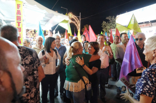 Catarina Martins com Joana Mortágua na visita à feira da Moita - Foto de Paula Nunes